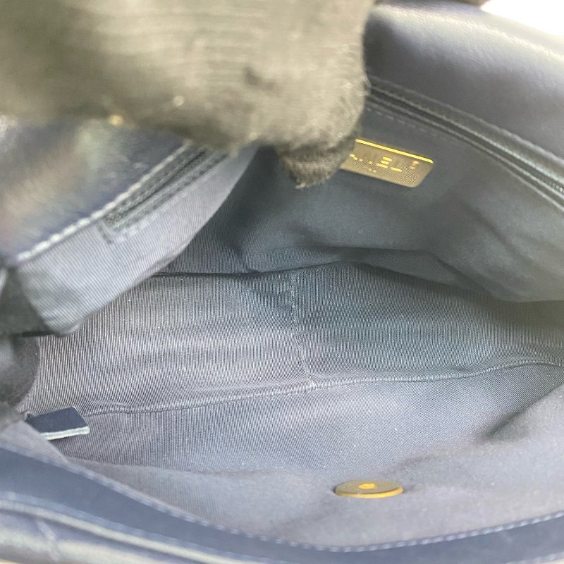 △ Chanel 香奈兒 19 Bag Navy Shiny Lambskin Silver And Gold Tone Metal, Ruthenium-Finish Metal Chain Shoulder Bag No.29 AS1160 深藍色亮面小羊皮銀色和金色金屬,鍍釕金屬鎖鏈肩背袋No.29 - 267002024-19