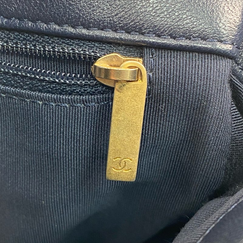 △ Chanel 香奈兒 19 Bag Navy Shiny Lambskin Silver And Gold Tone Metal, Ruthenium-Finish Metal Chain Shoulder Bag No.29 AS1160 深藍色亮面小羊皮銀色和金色金屬,鍍釕金屬鎖鏈肩背袋No.29 - 267002024-21