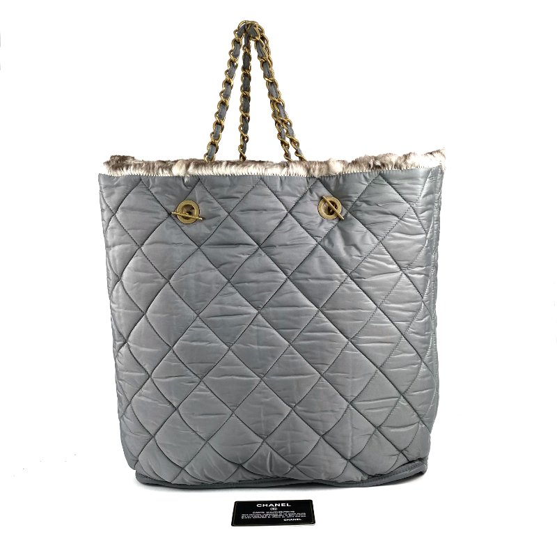 △ Chanel 香奈兒 Grey Blue Nylon And Rabbit Hair Gold Tone Metal Chain Tote Bag No.15 灰藍色尼龍和兔毛金色金屬鎖鏈托特袋No.15 - 267000127-0