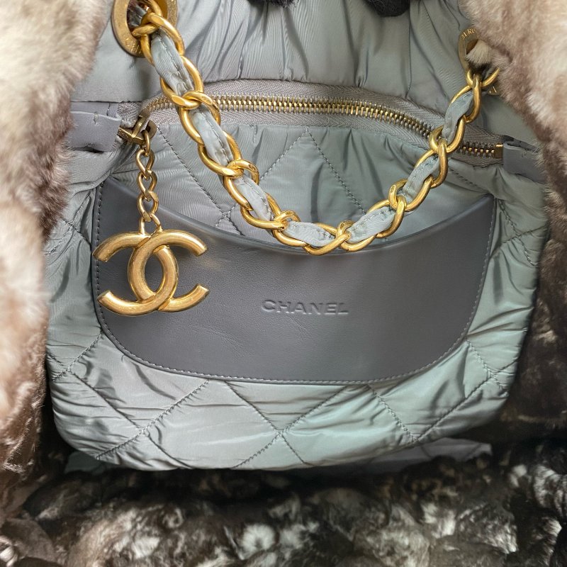 △ Chanel 香奈兒 Grey Blue Nylon And Rabbit Hair Gold Tone Metal Chain Tote Bag No.15 灰藍色尼龍和兔毛金色金屬鎖鏈托特袋No.15 - 267000127-20