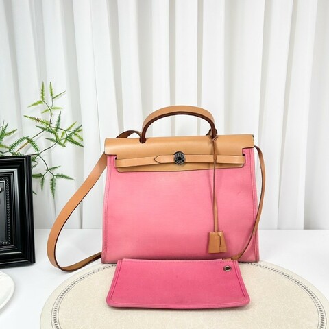 SH Zym 專櫃價2.1折！愛馬仕/Hermes  框p herbag31 粉色彩帆布包 經典粉色彩帆布搭配棕色牛皮邊框，銀色五金配件 大氣百搭 專櫃價:23500.00