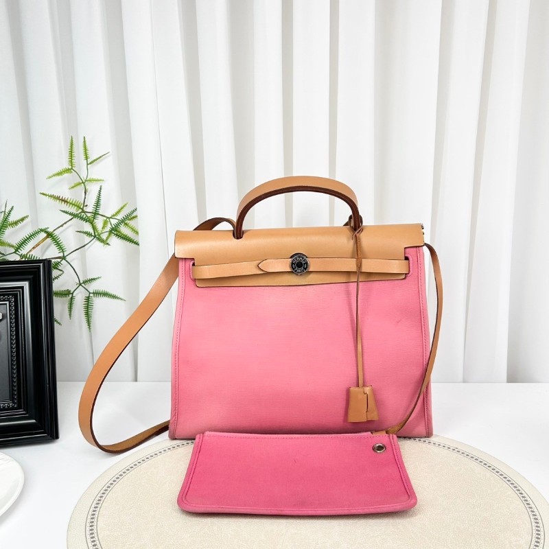 SH Zym 專櫃價2.1折!愛馬仕/Hermes 框p herbag31 粉色彩帆布包 經典粉色彩帆布搭配棕色牛皮邊框,銀色五金配件 大氣百搭 專櫃價:23500.00-0