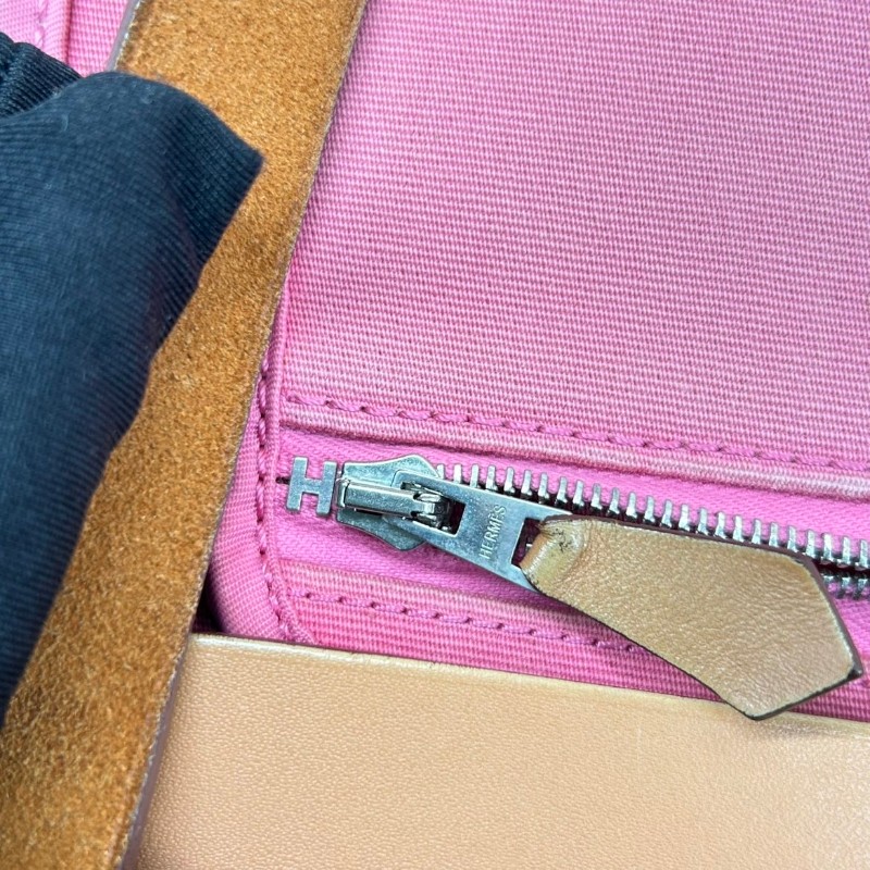 SH Zym 專櫃價2.1折!愛馬仕/Hermes 框p herbag31 粉色彩帆布包 經典粉色彩帆布搭配棕色牛皮邊框,銀色五金配件 大氣百搭 專櫃價:23500.00-19