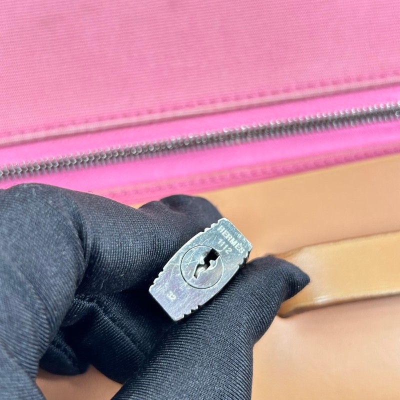 SH Zym 專櫃價2.1折!愛馬仕/Hermes 框p herbag31 粉色彩帆布包 經典粉色彩帆布搭配棕色牛皮邊框,銀色五金配件 大氣百搭 專櫃價:23500.00-20