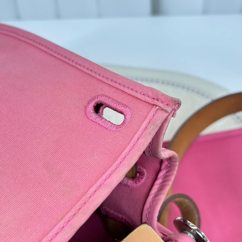 SH Zym 專櫃價2.1折!愛馬仕/Hermes 框p herbag31 粉色彩帆布包 經典粉色彩帆布搭配棕色牛皮邊框,銀色五金配件 大氣百搭 專櫃價:23500.00-21