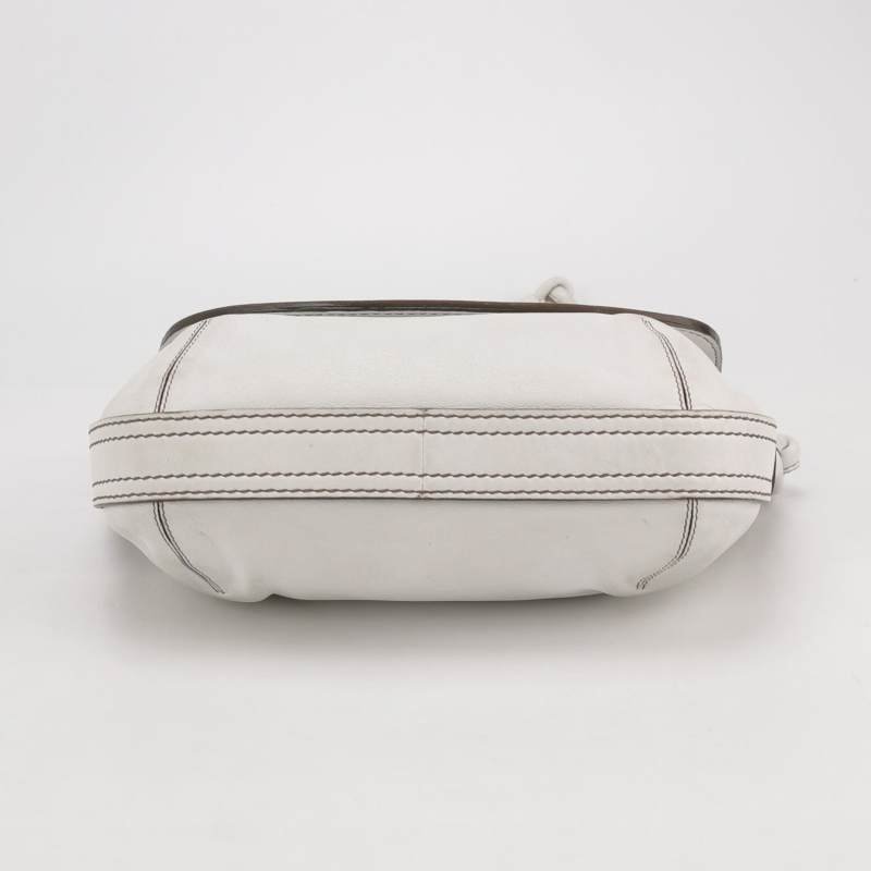 Loewe牛皮純色壓紋字母Logo單肩包-5