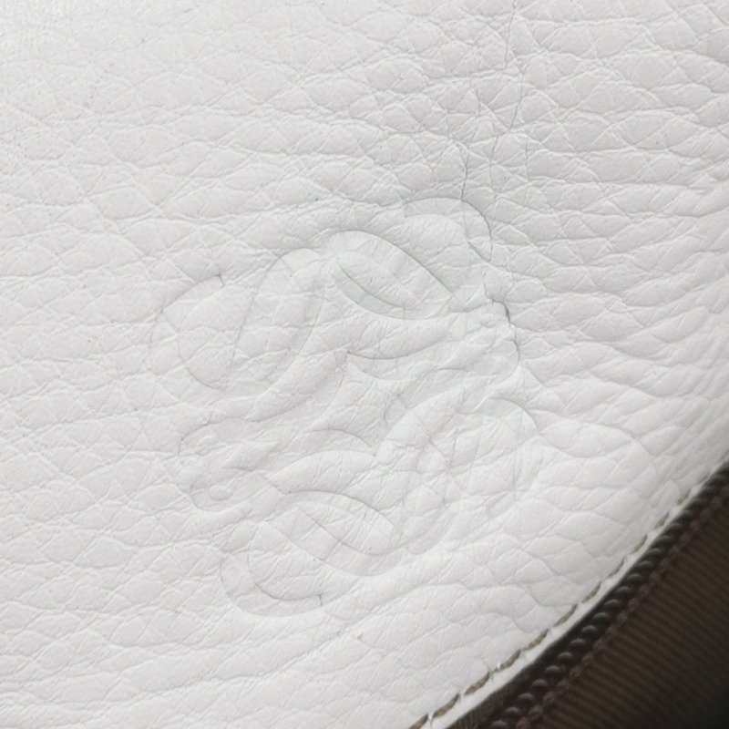 Loewe牛皮純色壓紋字母Logo單肩包-7
