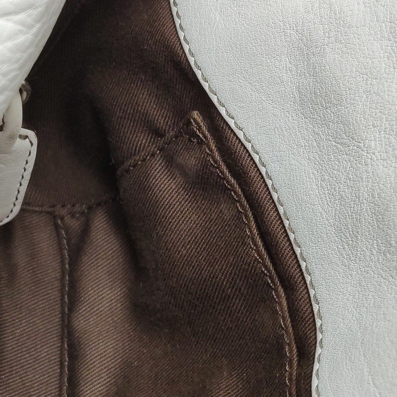 Loewe牛皮純色壓紋字母Logo單肩包-8