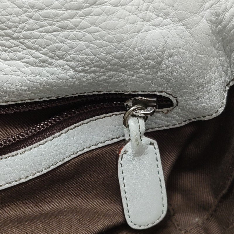 Loewe牛皮純色壓紋字母Logo單肩包-9