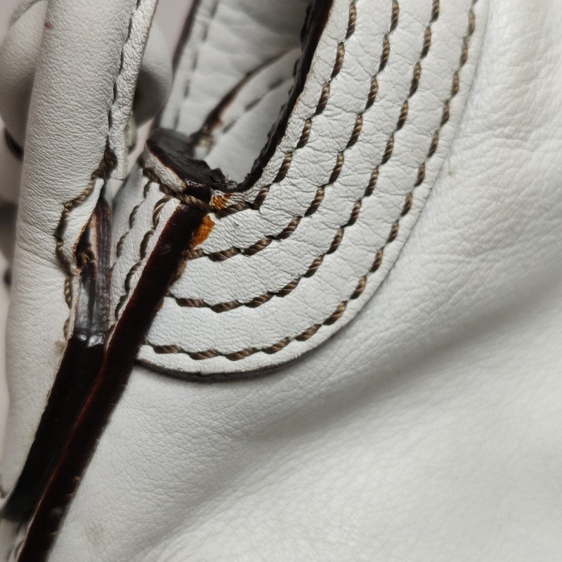 Loewe牛皮純色壓紋字母Logo單肩包-12