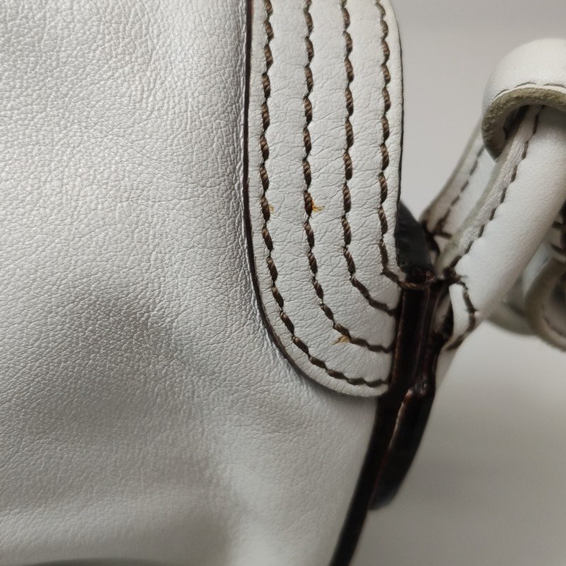 Loewe牛皮純色壓紋字母Logo單肩包-13