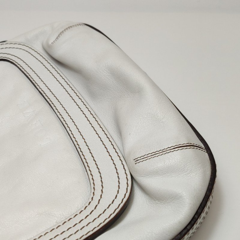 Loewe牛皮純色壓紋字母Logo單肩包-15