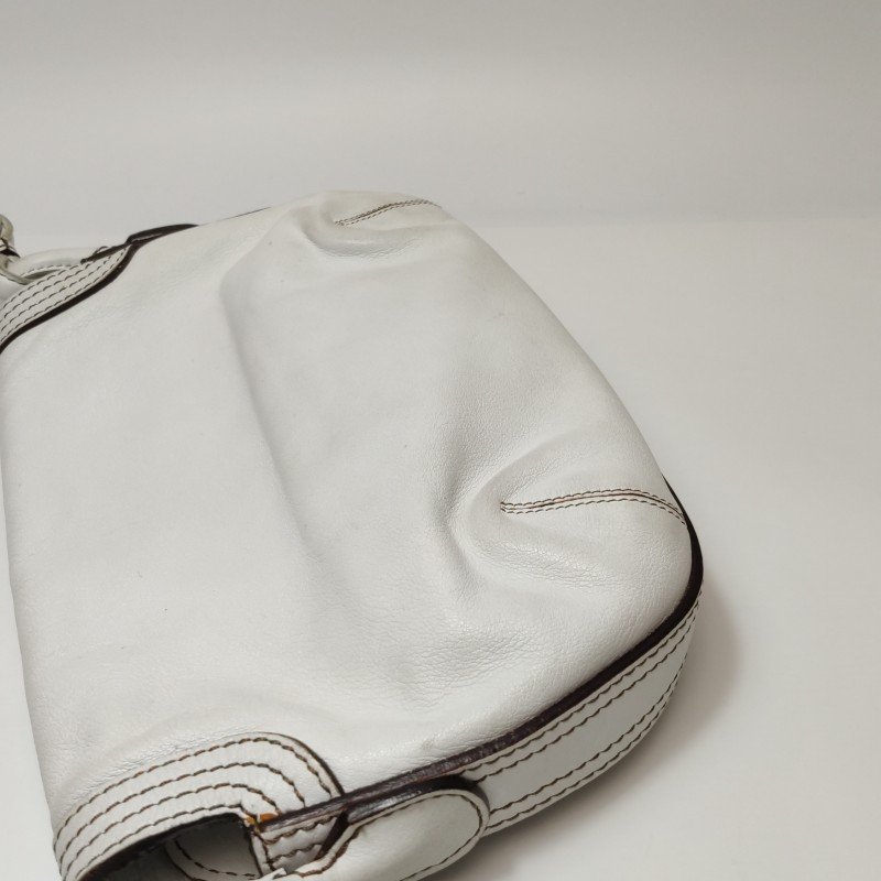 Loewe牛皮純色壓紋字母Logo單肩包-16