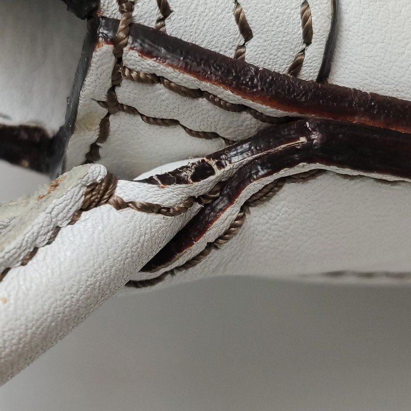 Loewe牛皮純色壓紋字母Logo單肩包-17