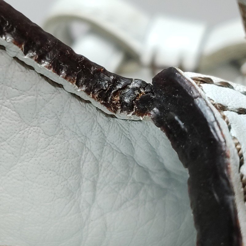 Loewe牛皮純色壓紋字母Logo單肩包-18