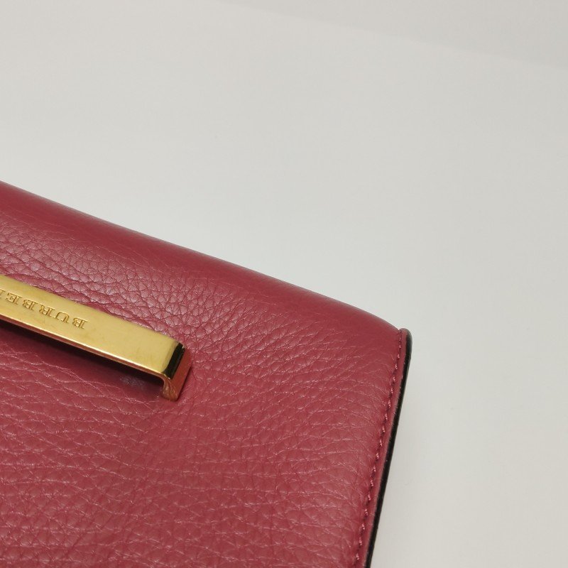 Burberry牛皮純色字母Logo徽標插扣斜挎包單肩包-17