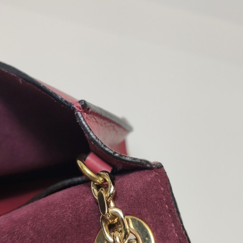 Burberry牛皮純色字母Logo徽標插扣斜挎包單肩包-21