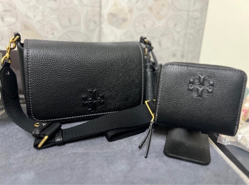 TB Tory Burch 黑浮雕十字Logo掀蓋側背包-0