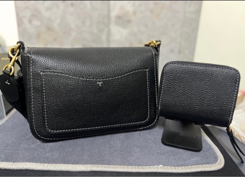 TB Tory Burch 黑浮雕十字Logo掀蓋側背包-1