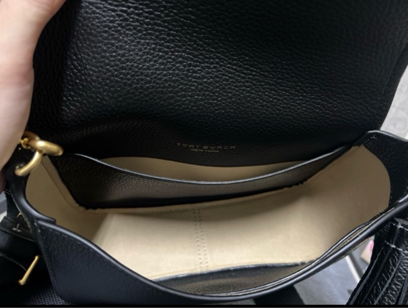 TB Tory Burch 黑浮雕十字Logo掀蓋側背包-5