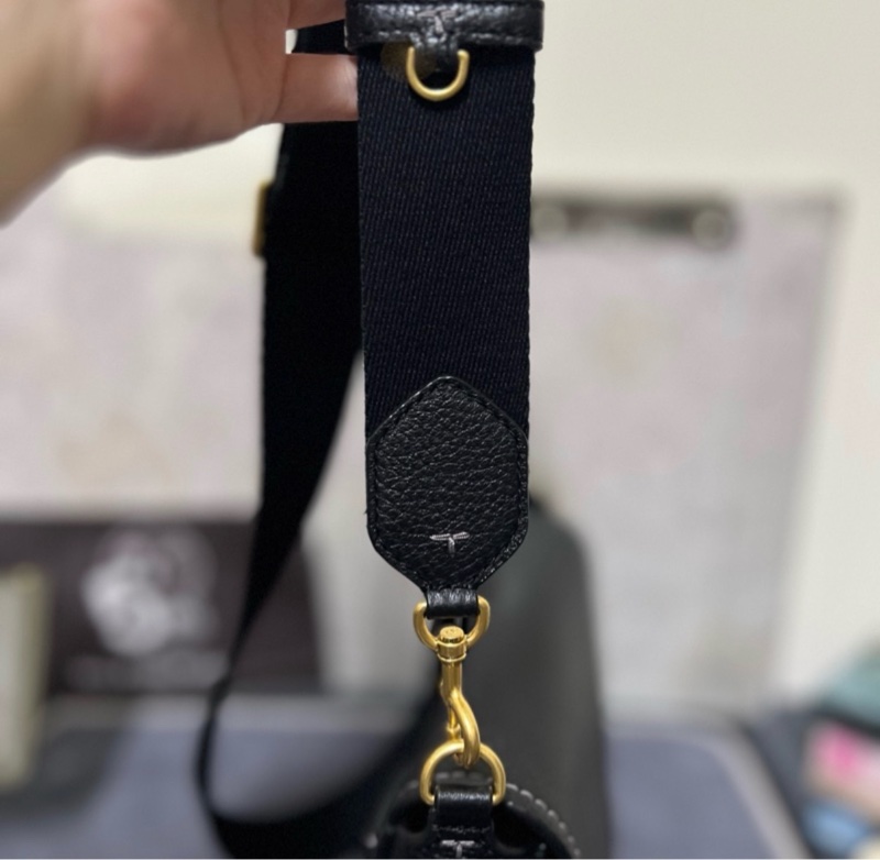 TB Tory Burch 黑浮雕十字Logo掀蓋側背包-6