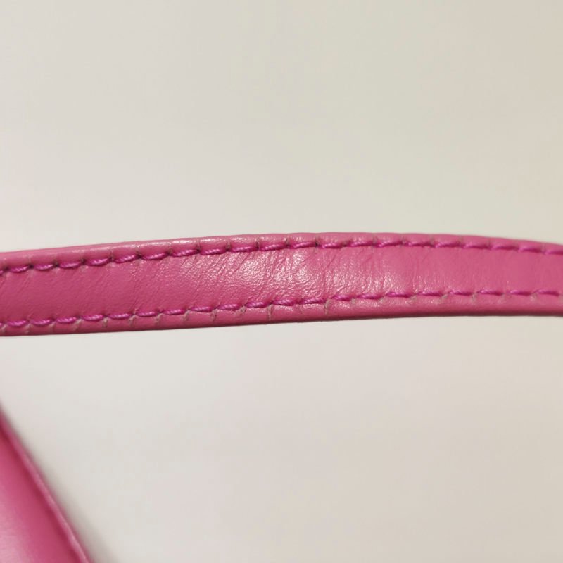 Celine牛皮純色字母Logo吊飾拉鏈斜挎包-11