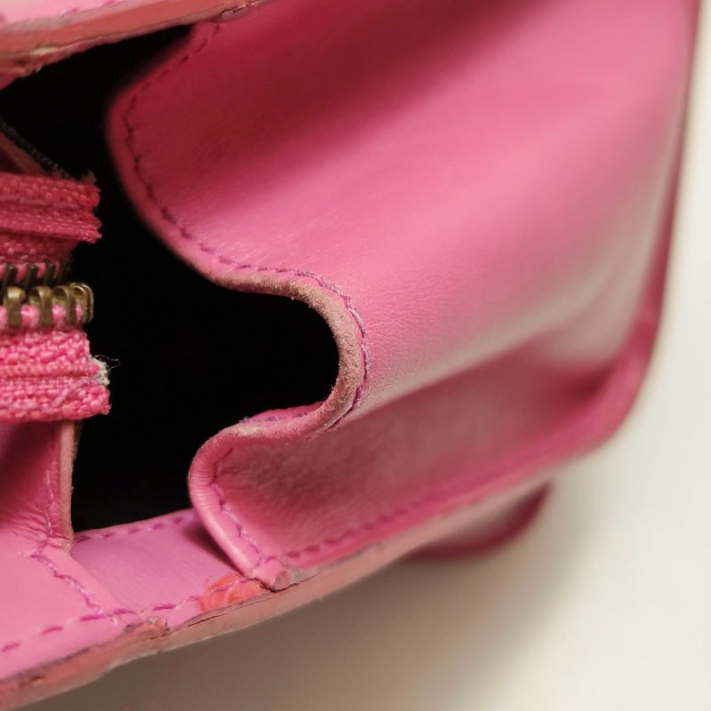 Celine牛皮純色字母Logo吊飾拉鏈斜挎包-16