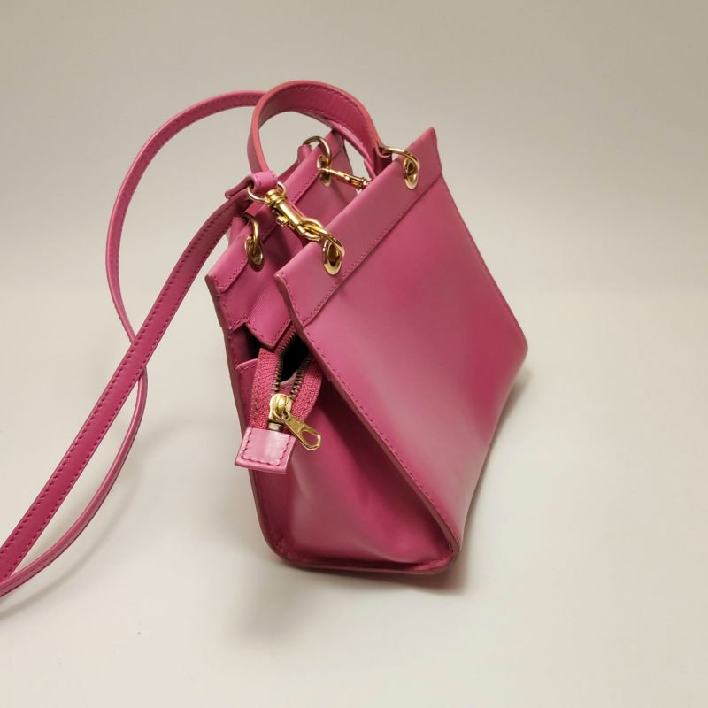 Celine牛皮純色字母Logo吊飾拉鏈斜挎包-22