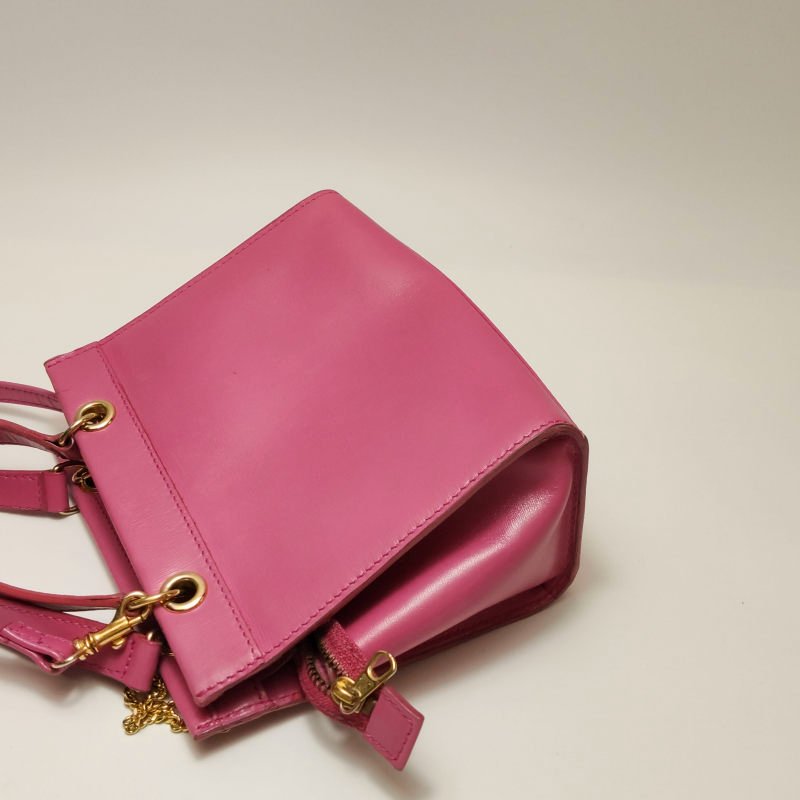 Celine牛皮純色字母Logo吊飾拉鏈斜挎包-23