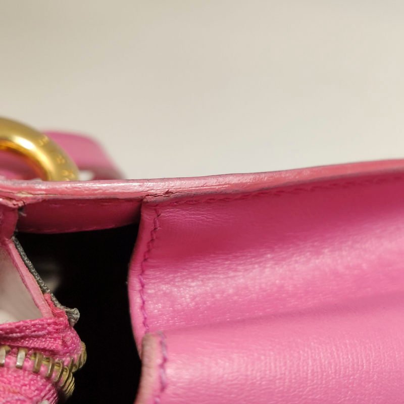 Celine牛皮純色字母Logo吊飾拉鏈斜挎包-24