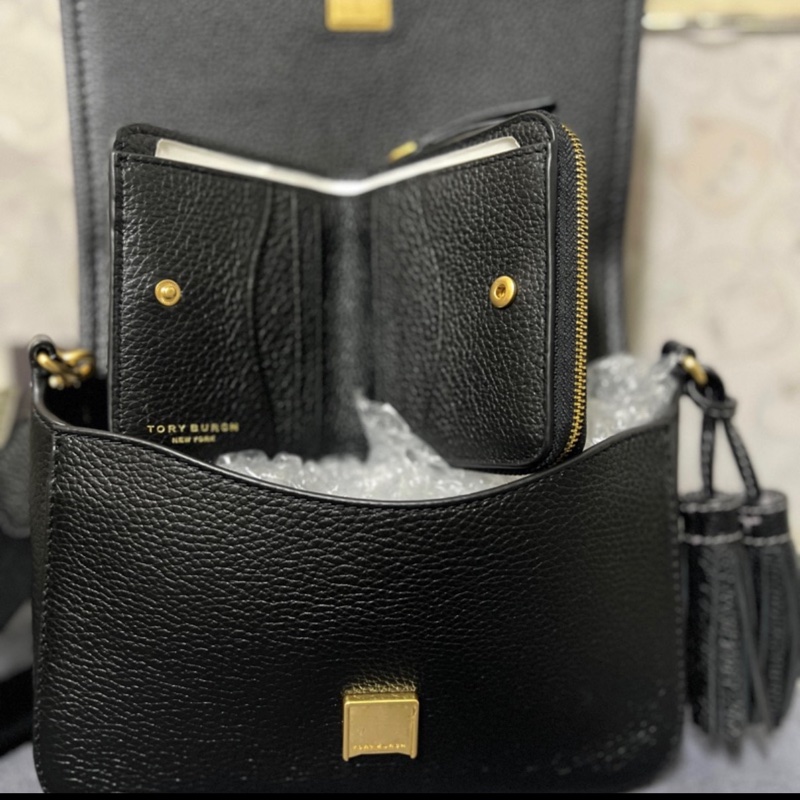 TB tory burch黑浮雕十字Logo ㄇ字拉鏈短夾-3