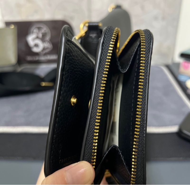 TB tory burch黑浮雕十字Logo ㄇ字拉鏈短夾-4
