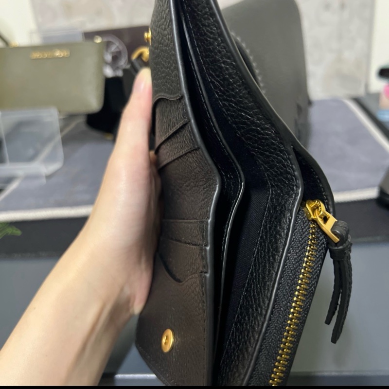 TB tory burch黑浮雕十字Logo ㄇ字拉鏈短夾-5