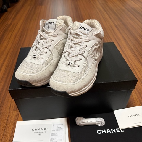 CHANEL白色銀線毛尼運動鞋