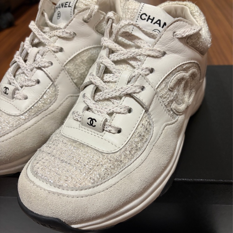 CHANEL白色銀線毛尼運動鞋-1