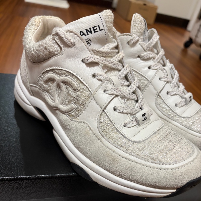 CHANEL白色銀線毛尼運動鞋-3