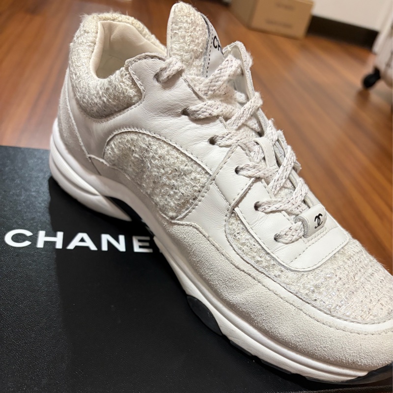 CHANEL白色銀線毛尼運動鞋-4