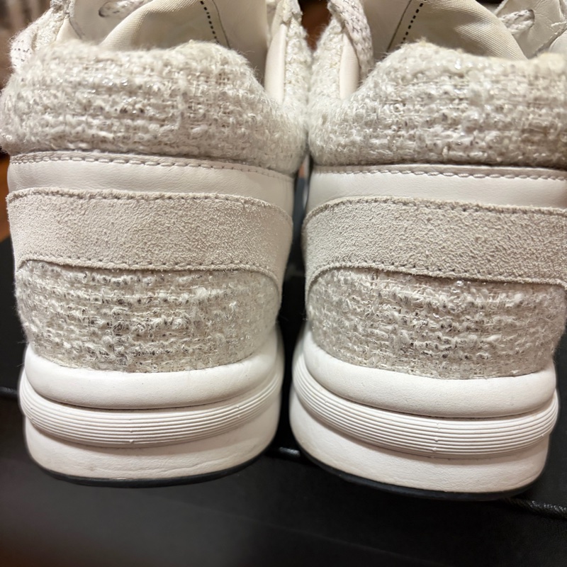 CHANEL白色銀線毛尼運動鞋-9