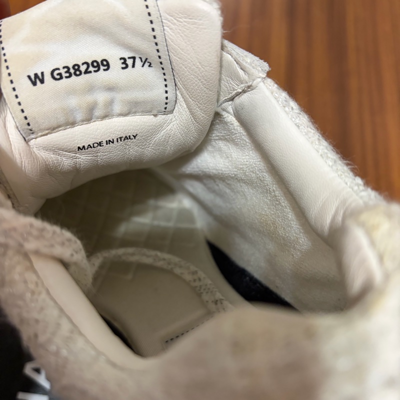 CHANEL白色銀線毛尼運動鞋-10