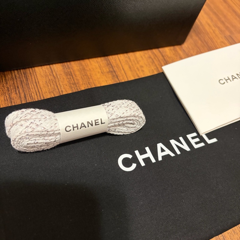 CHANEL白色銀線毛尼運動鞋-13