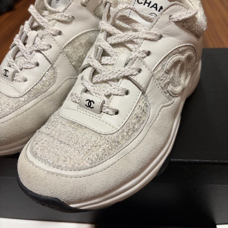 CHANEL白色銀線毛尼運動鞋-21