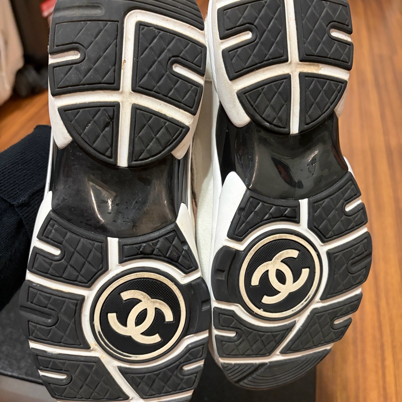 CHANEL白色銀線毛尼運動鞋-22