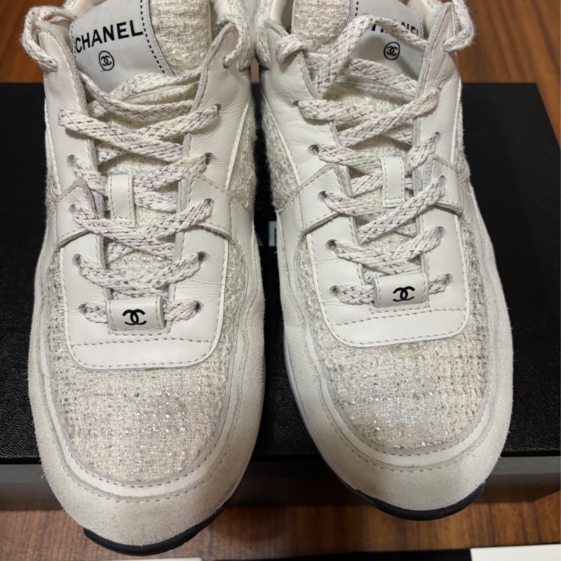 CHANEL白色銀線毛尼運動鞋-24