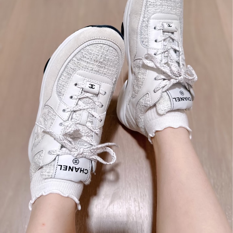 CHANEL白色銀線毛尼運動鞋-17