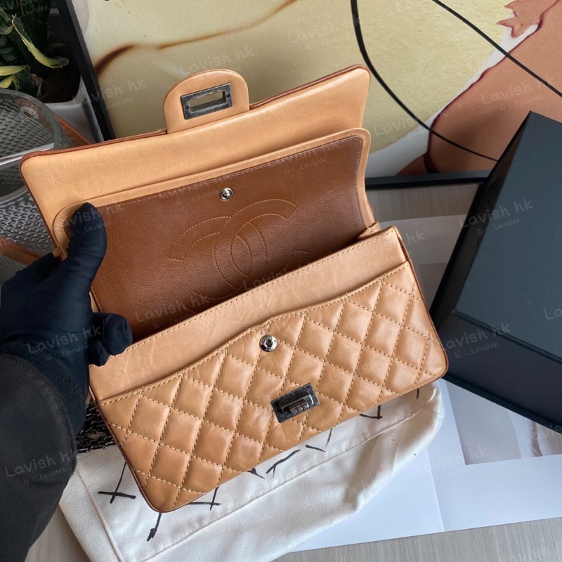 CHANEL 2.55小號 奶茶拼焦糖色銀扣牛皮-6