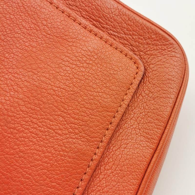 Miu Miu羊皮拼色金属旋扣斜挎包-11