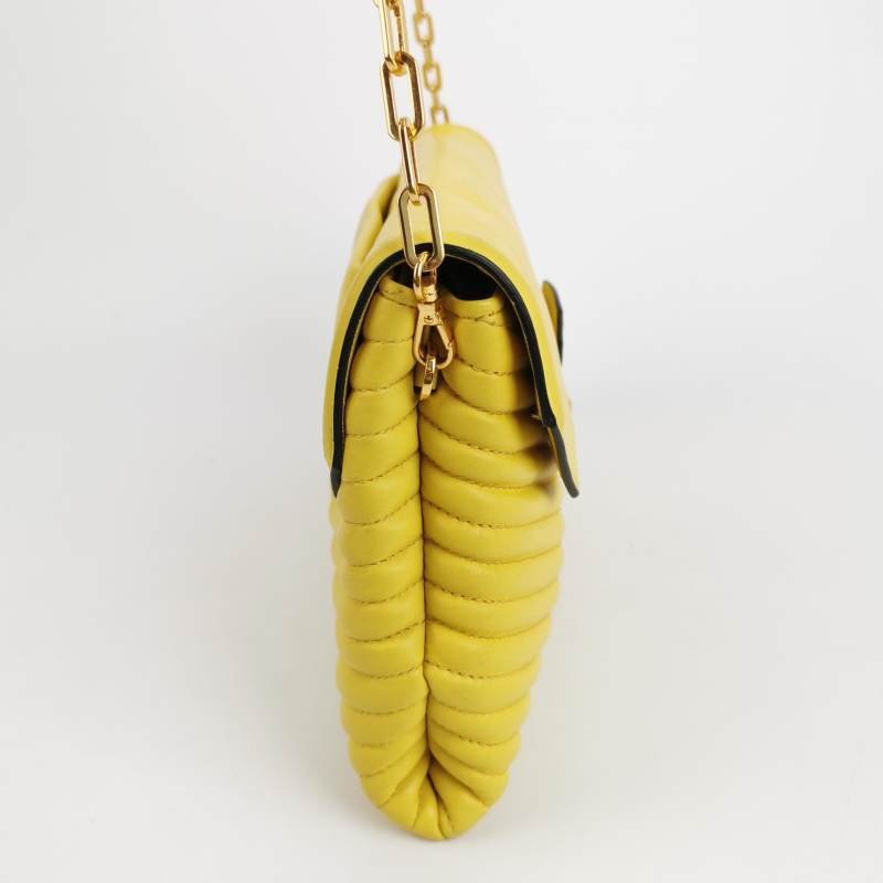 Miu Miu羊皮純色絎縫金屬鎖扣斜挎包單肩包-3