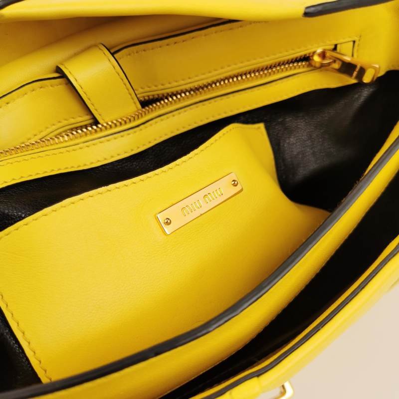 Miu Miu羊皮純色絎縫金屬鎖扣斜挎包單肩包-7