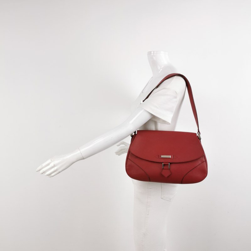 Burberry牛皮純色金屬字母logo微標翻蓋單肩包-1