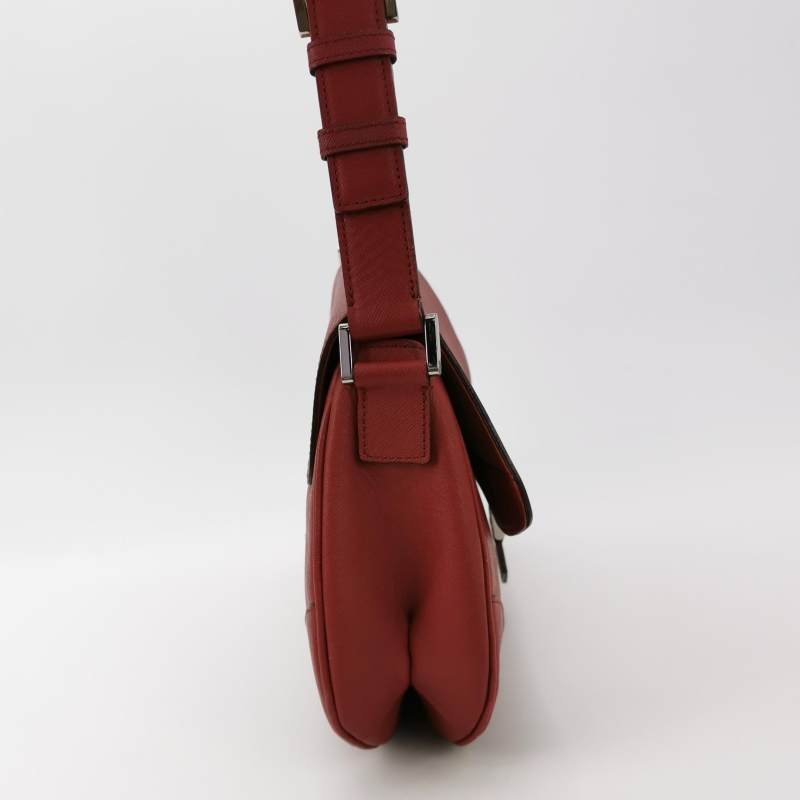 Burberry牛皮純色金屬字母logo微標翻蓋單肩包-3